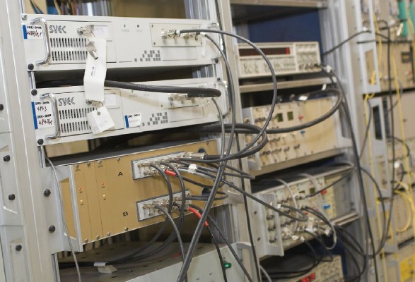 A SAW-filter-excitation time-interval meter developed at ÚRE has been used for the first time in the GPS GTR50 timing receivers also developed at ÚRE (the two light-colored instruments on the upper left-hand side).